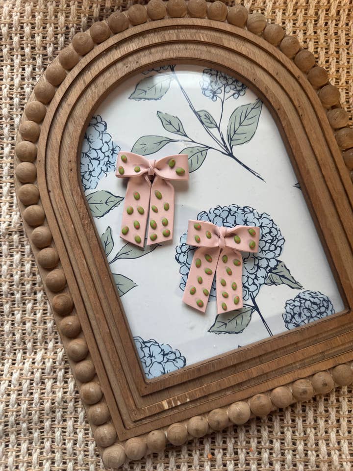 Boucles d'oreilles en argile polymère faites à la main | Nœuds roses aux olives pimentées pour la vente par Watch Me Bloom