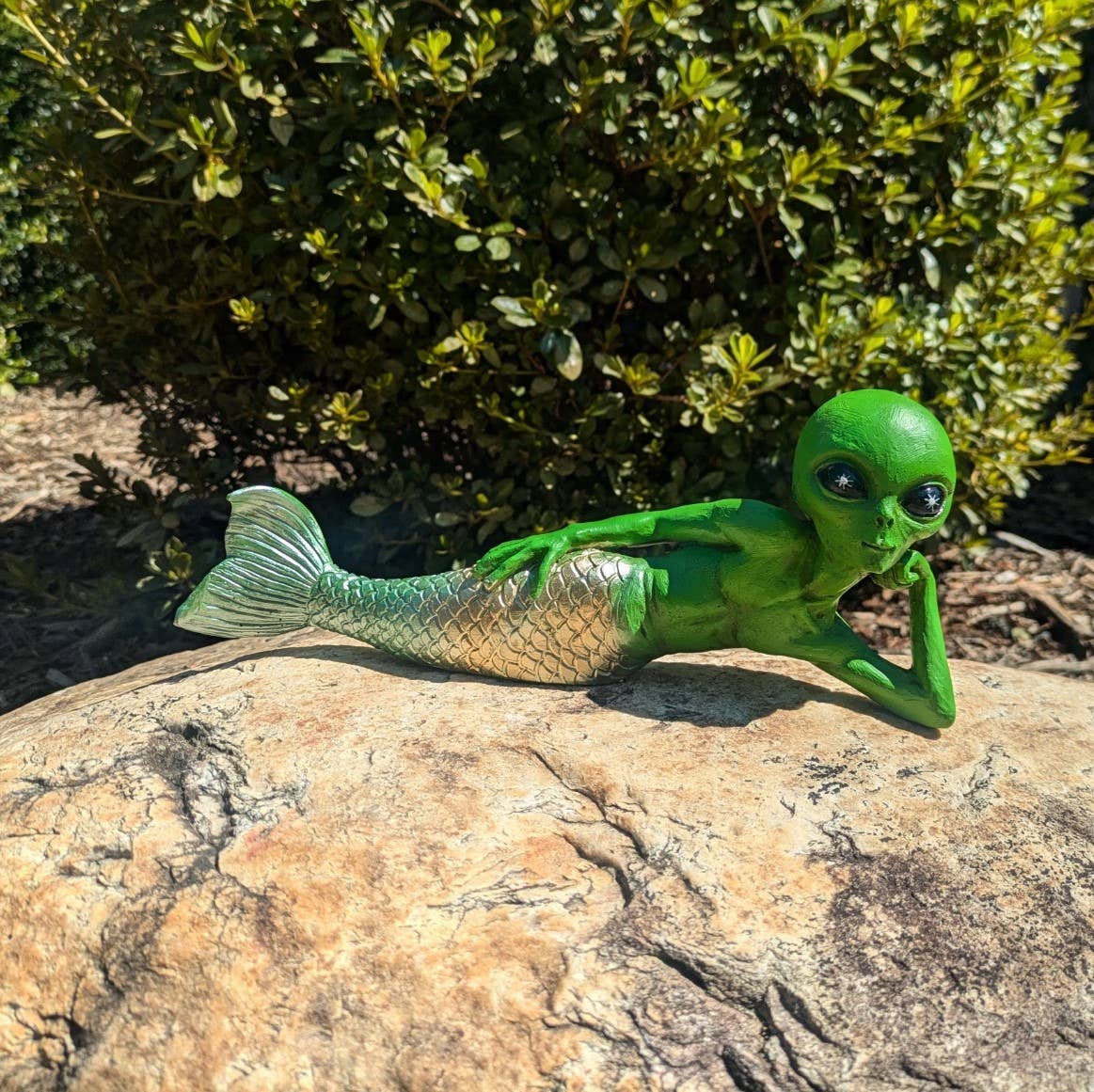 John Bernard & Company – Engroshandel Pyntefigur – Alien Invasion Sexy 10“ Liggende Merman Alien Statue Mermale9