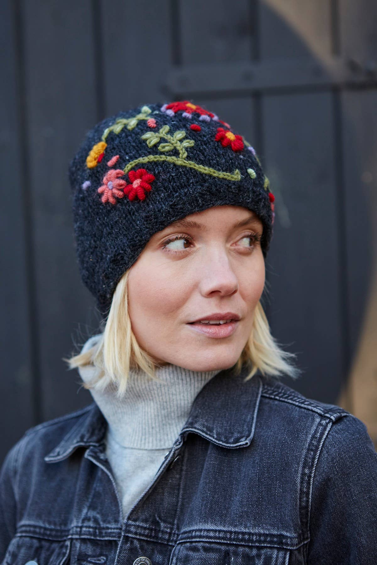 Pachamama Ltd - Vendita all'ingrosso Berretto - Donna - Berretto in lana lavorata a maglia con fiori ricamati Lugano3