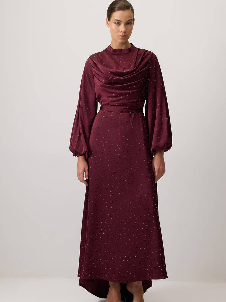 SATINKLEID MIT STEINBESATZ UND DRAPIERUNG für den Großhandel von Touché Privé EU