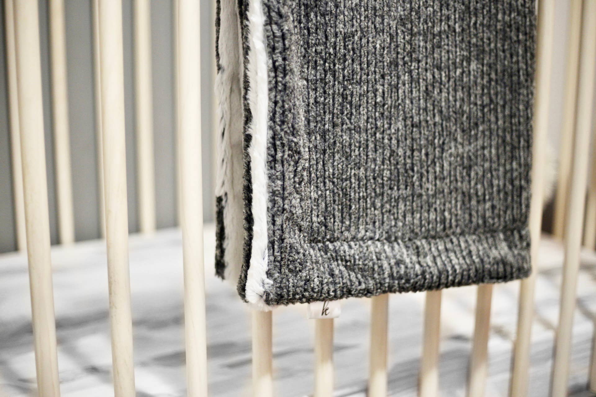 Kidu Gifts – wholesale Filtar – Barn och baby – Kidu gåvor Weave Kollektion - Träkol Grå Baby Filt2