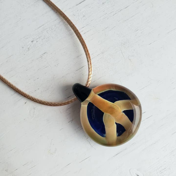 Collier à pendentif - Verre lampadé fait main - Signe de paix pour la vente par Divine Dragon Designs
