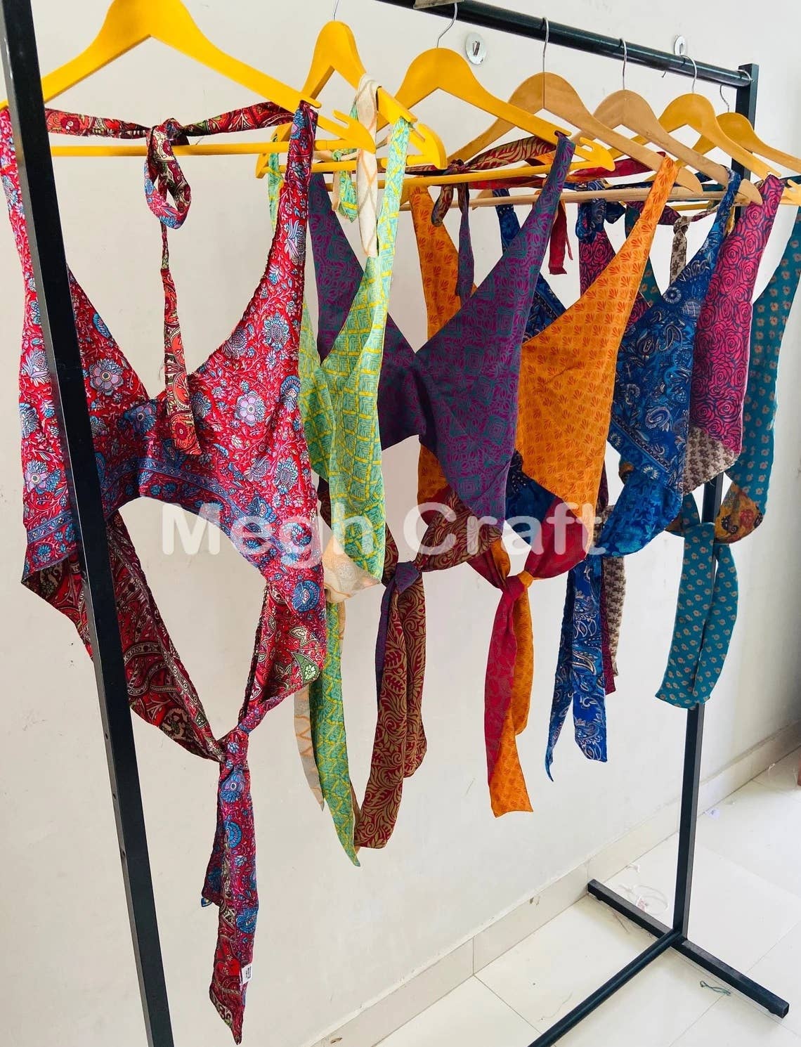 Meghcraft – Engroshandel Bluse - Dame – Upcycle silke vendbar haltertop med bindebånd i halsen7