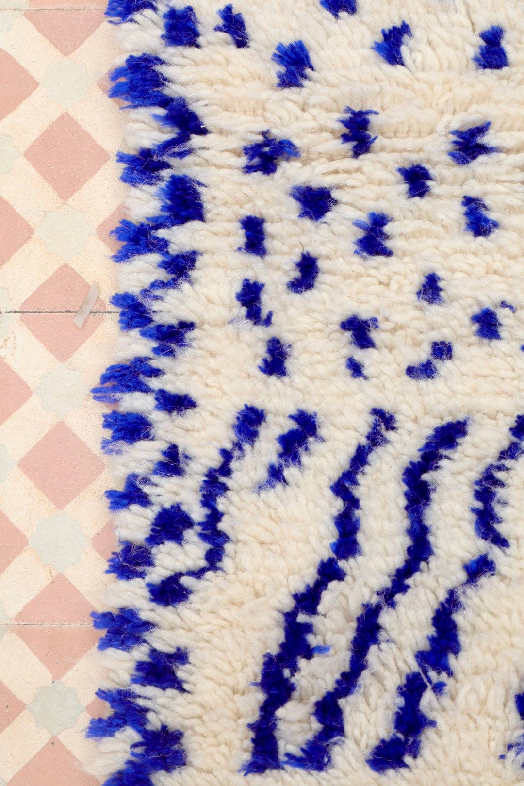 Néda - Wholesale Area Rug - Colorful Berber Rug Azilal White Klein Blue Patterns - 165 x 98 cm10