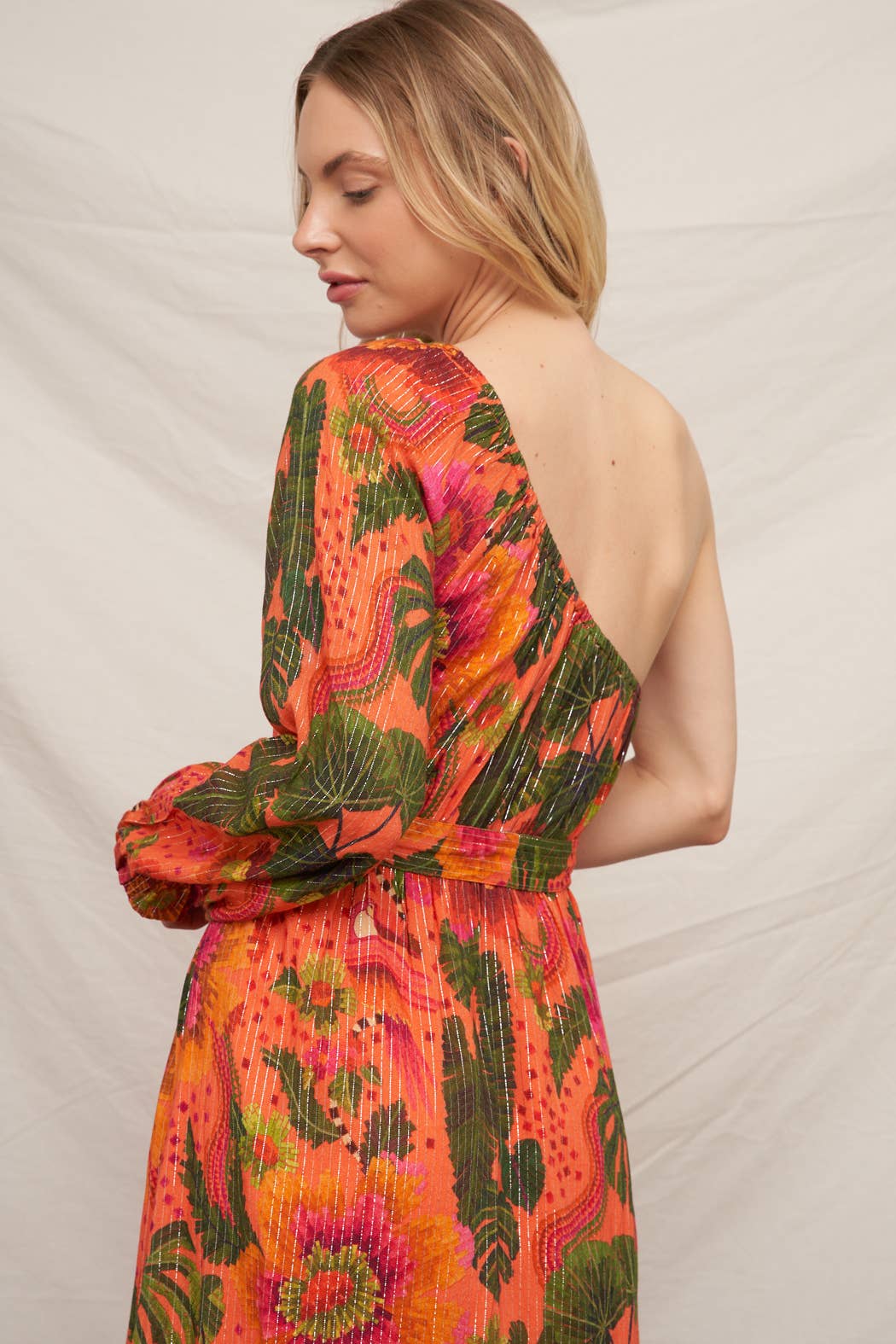 Orange Multi Robe à une épaule à imprimé tropical avec lurex en vente sur Faire8
