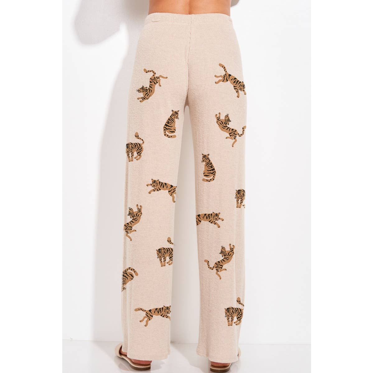 Phil Love – Großhandel Loungewear-Set – Damen – Phil Love Lounge-Set mit Kapuzenpullover und Allover-Tigerdruck19