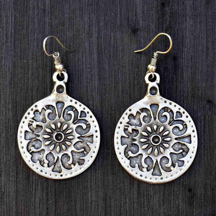 Keltische medaillon oorbellen van met zilver gecoat koper voor wholesale door Gypsy Winds Bcn