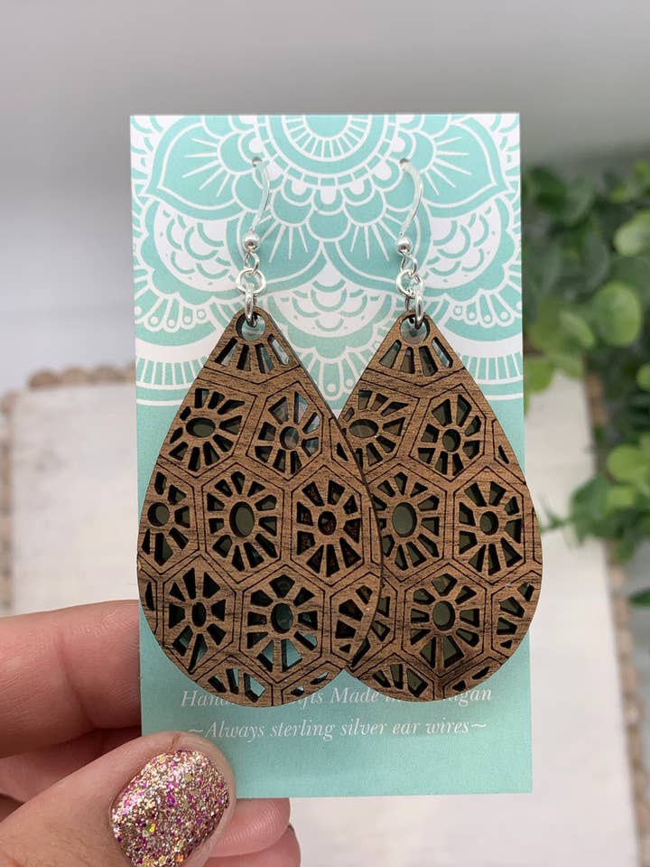 Brincos de madeira de pedra Petoskey com corte a laser por atacado de Fleece & Fancy