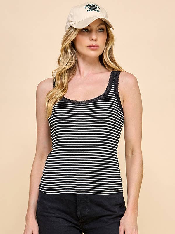 RK50652S - GESTREIFTES TANKTOP MIT SPITZENRIPPEN UND NAHTDETAIL für den Großhandel von Heart & Hips