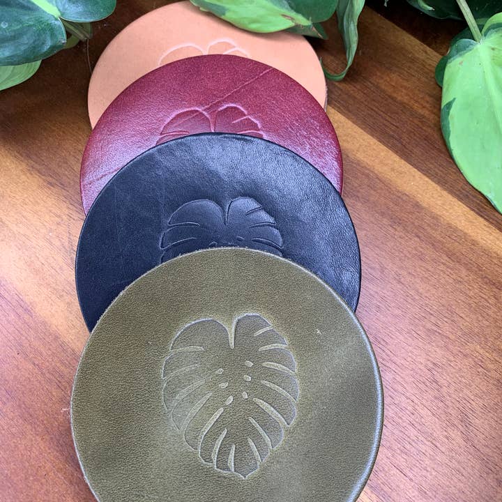 Sottobicchieri Monstera in pelle per la vendita all'ingrosso da parte di Uptown Common