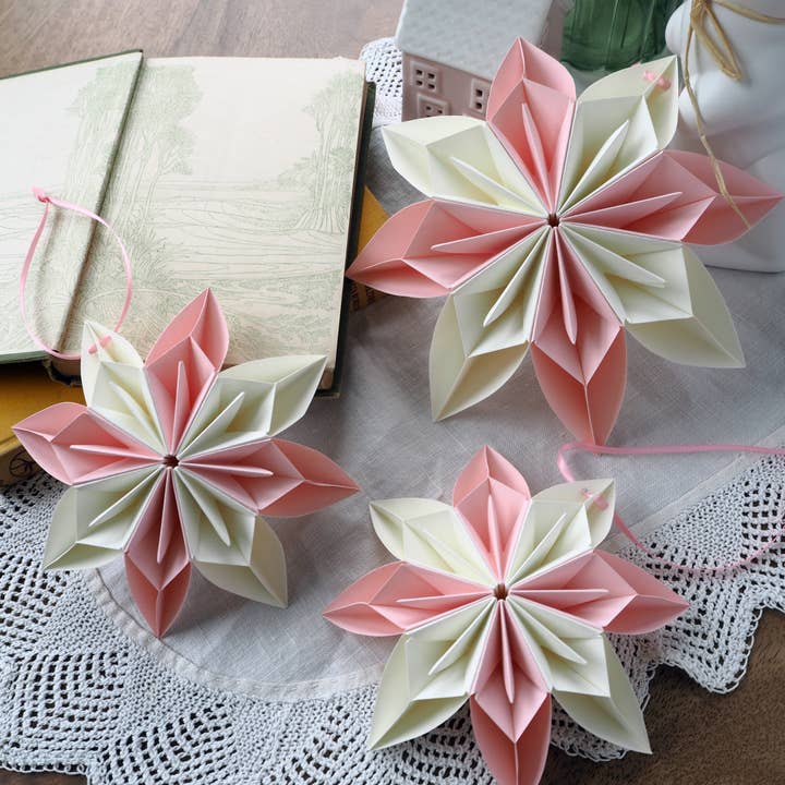 Pastelroze en crèmekleurige origami sneeuwvlok bloemornamenten voor wholesale door Joyful Array