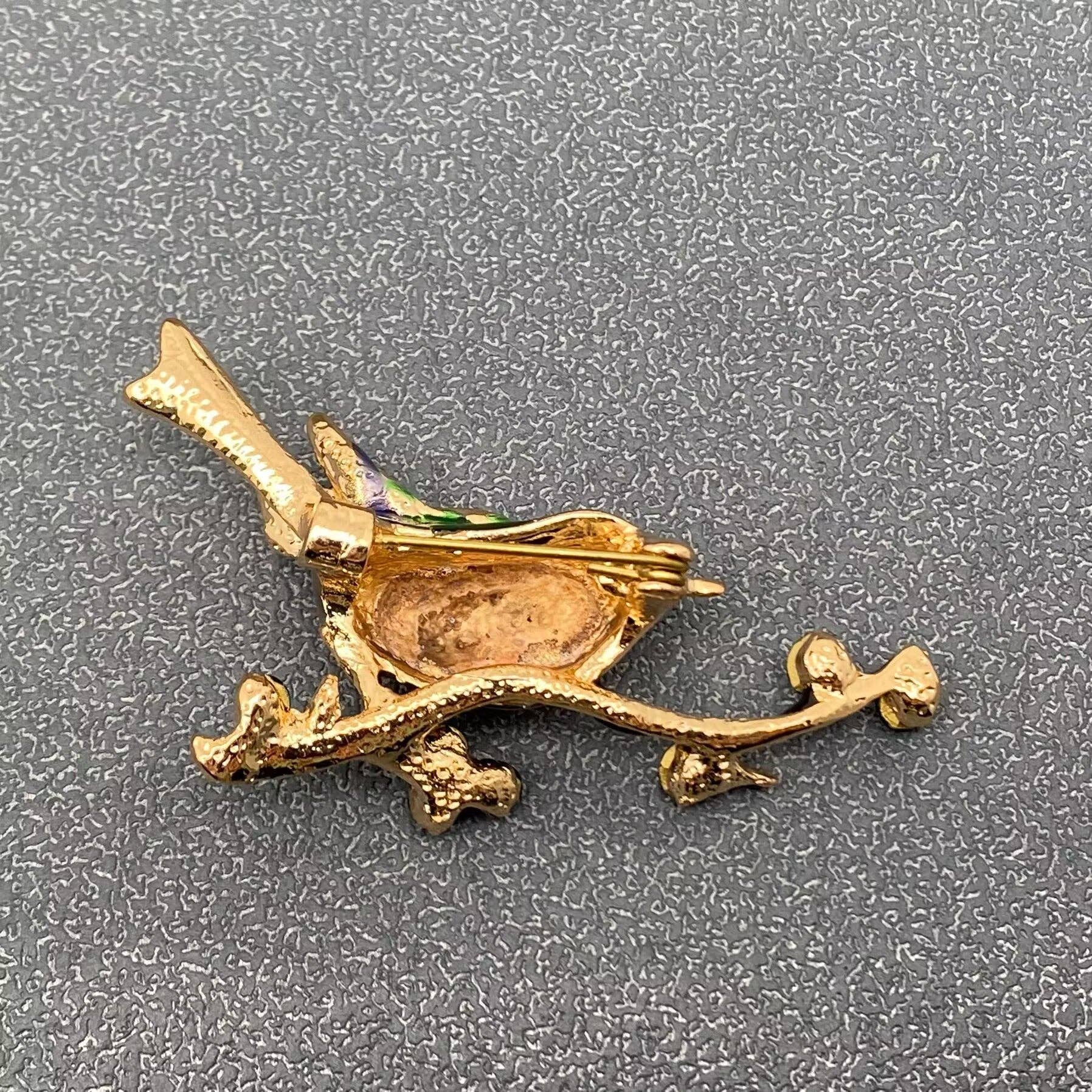 Mio Queena - Vendita all'ingrosso Spille - Spilla in smalto con gazza in piedi su un ramo2