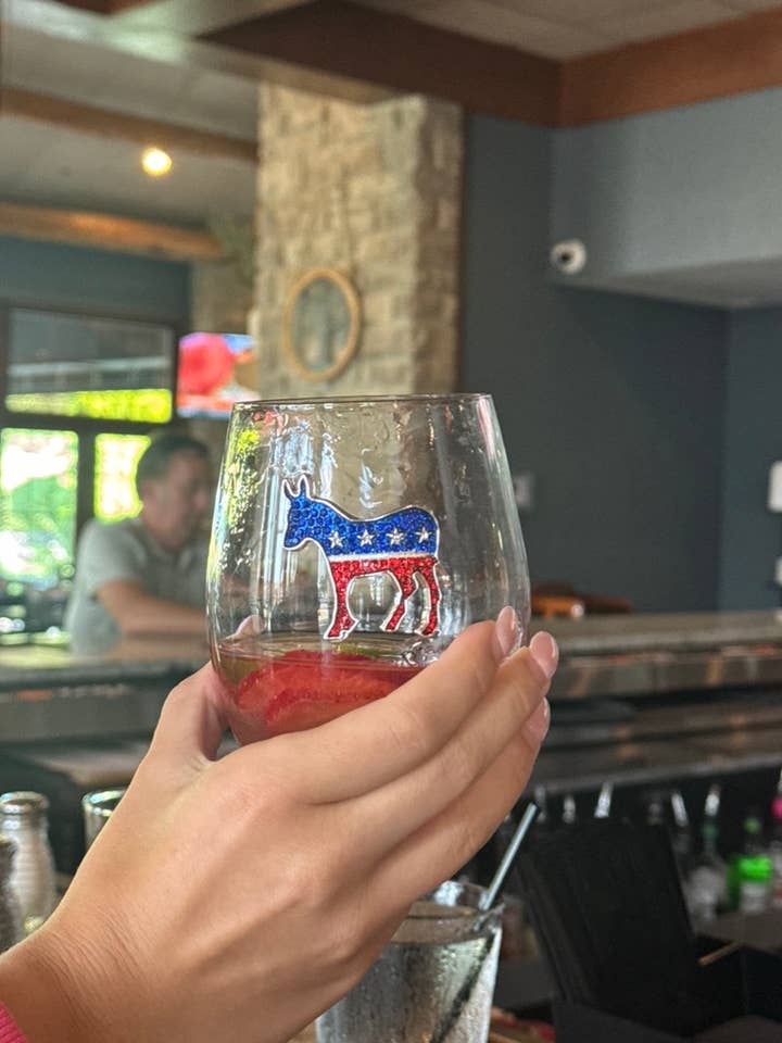 Verre à vin sans pied Democratic Donkey Jeweled pour la vente par The Queens' Jewels®