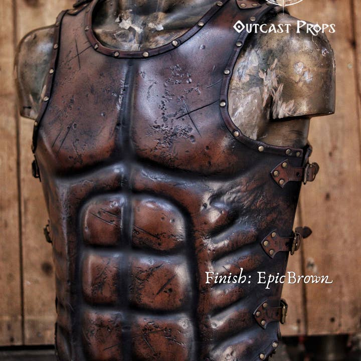 Musculata romaine en cuir pour la vente par Outcast Props