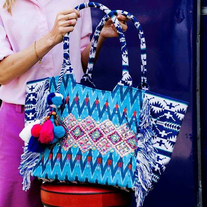 Sac Vanya aux tons aqua avec broderie de perles pour la vente par Smitten