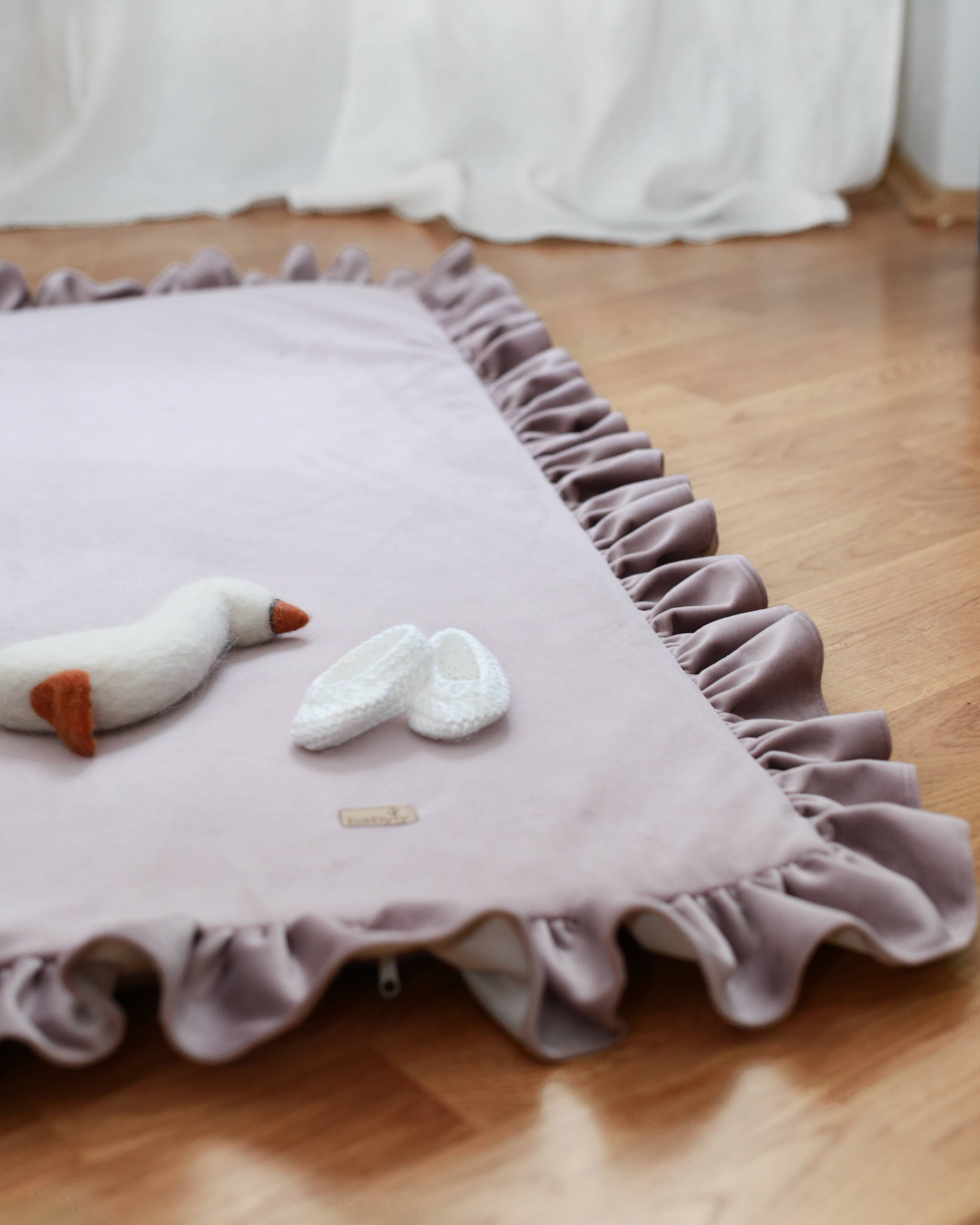 Babyly – Engroshandel Legemåtte - Børn og baby – Velour legetæppe med skum og flæser (6 farver)14