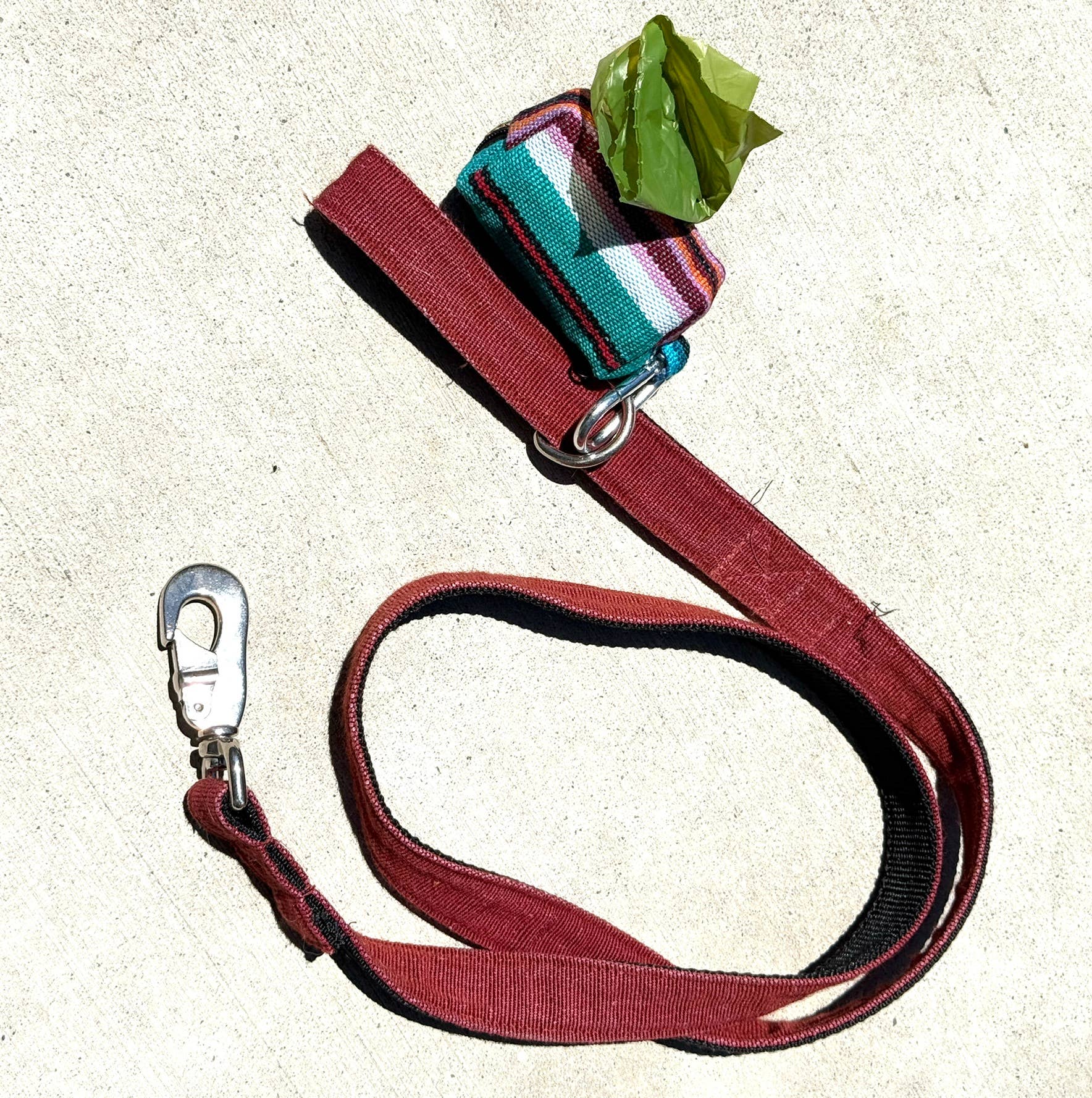 Sam & Nala | intentional style for pets & their people - Vendita all'ingrosso Dispenser di sacchetti per la cacca - Spring Hills – Porta sacchetti per escrementi di cane, intrecciato a mano e con clip2