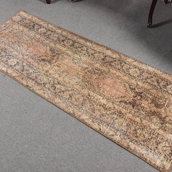 Tapis coureur vintage 2,2 x 5,8 pi (66 x 176 cm), tapis en laine unie couleur marron turc pour la vente par Vintage Rugs Loom