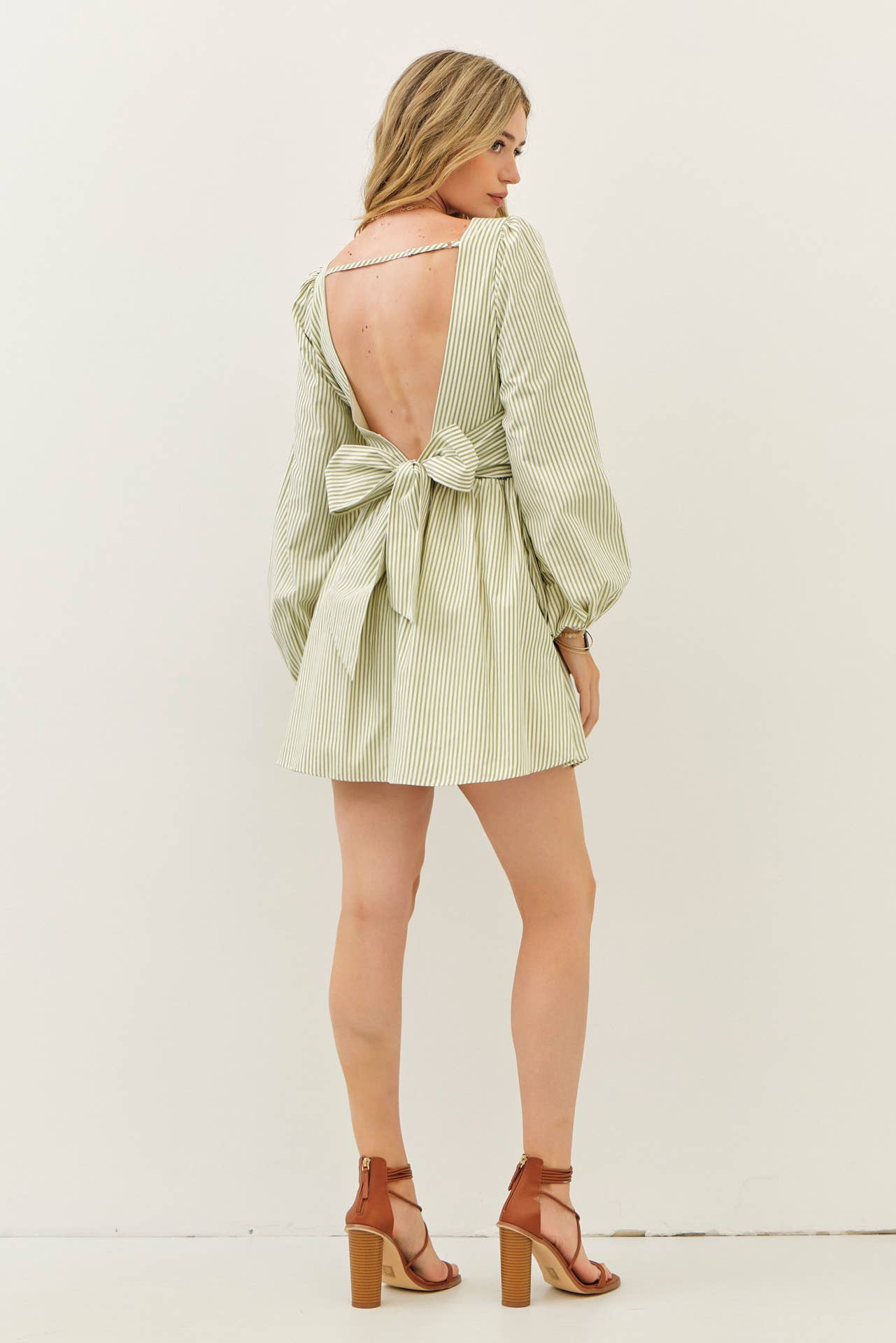 idem ditto - Vente Robe – femme - Mini-robe rayée charme avec dos ouvert dramatique et nœud oversize22