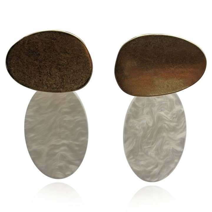 Chiara Ohrringe aus vergoldetem und Perlmutt durchbohrtem Harz. für den Großhandel von Michael Nash Jewelry