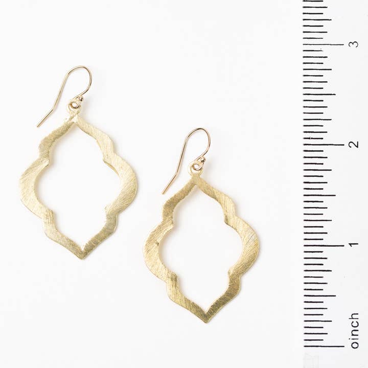 Anne Vaughan Designs Jewelry - Venta al por mayor Pendientes colgantes - Pendientes Quatrefoil de oro mate Tranquil Gardens