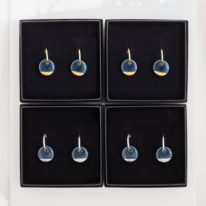 Encanto de Círculo Mini de Cerámica Azul Marino con Aros Huggie para venta al por mayor de White Rain Ceramics