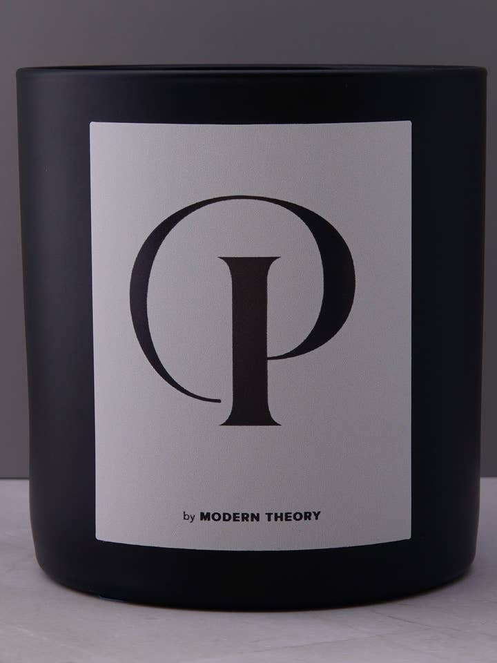 P - Bougie MONOGRAMME pour la vente par Modern Theory