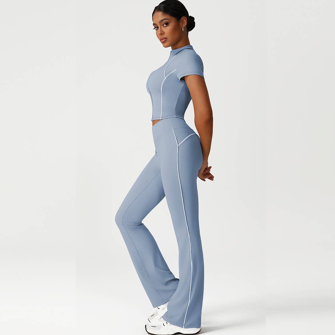 Sodalemon – Engroshandel Activewear-sæt – til kvinder – Sømløst Højtaljet Yogasæt: Jakke + Udsvingede Leggings1