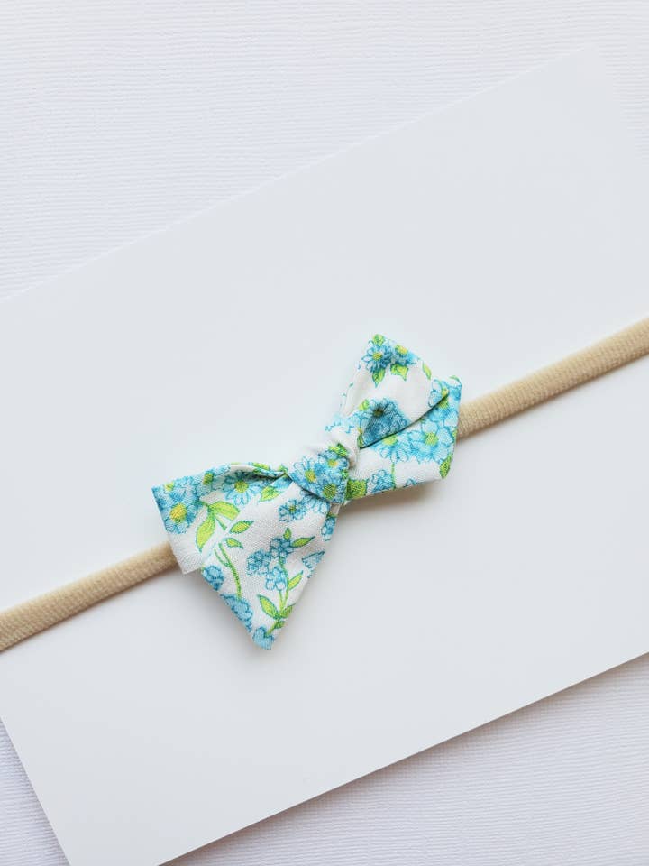 Petit bandeau d'été vintage pour bébé bleu à nœud floral pour la vente par Revival Bow Co.