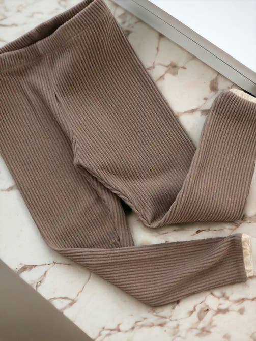 Annie & Charles – wholesale Modeleggings – Barn – Annie & Charles® ekologiska babyleggings med volang och ribbad struktur10