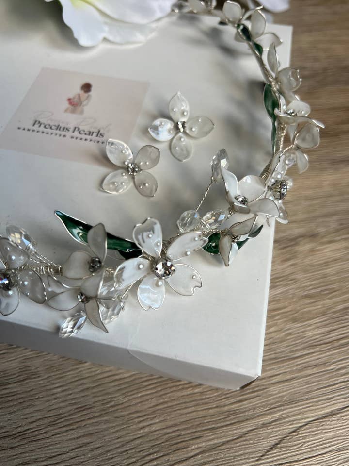 Smuk blomsterliane med grønne bladdetaljer for engroshandel hos Preciuspearls