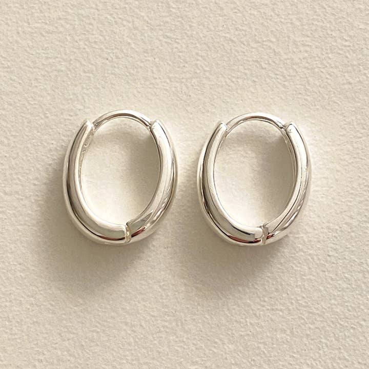 Chunky ovala huggie-hoop örhängen i sterlingsilver för wholesale av Cult Mystique