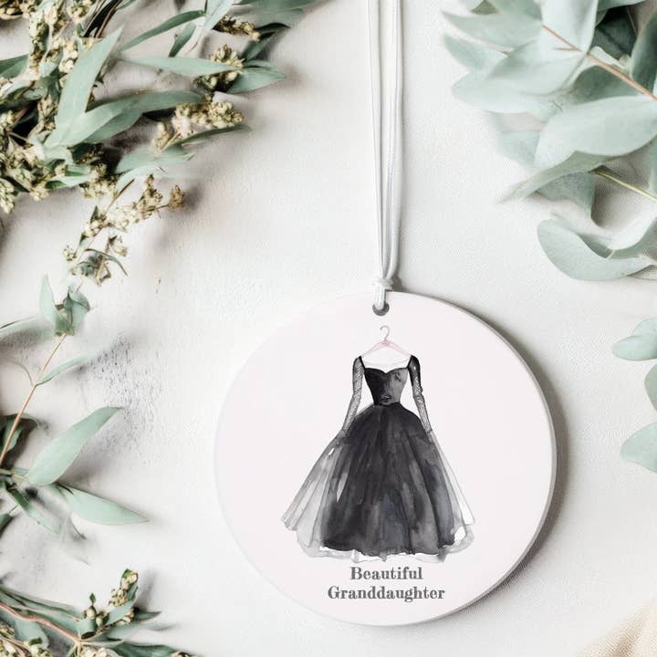 Födelsedagsdekoration i keramik - Festklänningsminne med satinband och glansig yta för wholesale av Crumble & Core