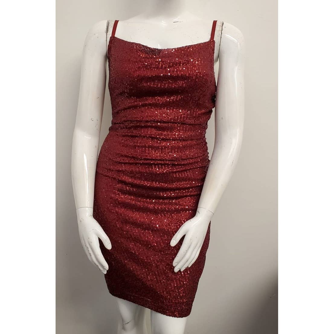 Curve Market - Vente Robe – femme - MINI-ROBE SANS MANCHES À SEQUINS À COL BÉNITIER DE GRANDE TAILLE3