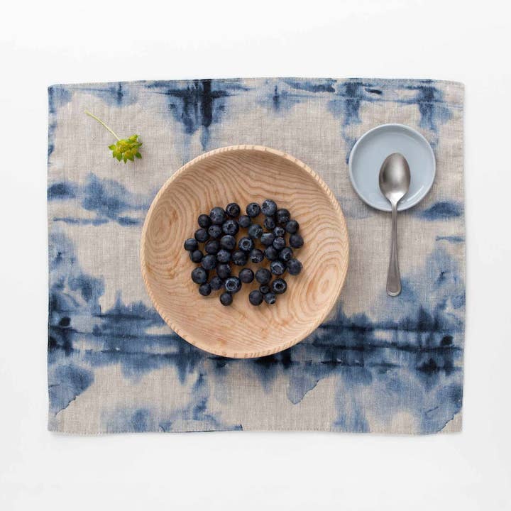 Tischset mit Batikmuster auf natürlichem Leinen für den Großhandel von Linen Tales (We cover U.S. import duties)