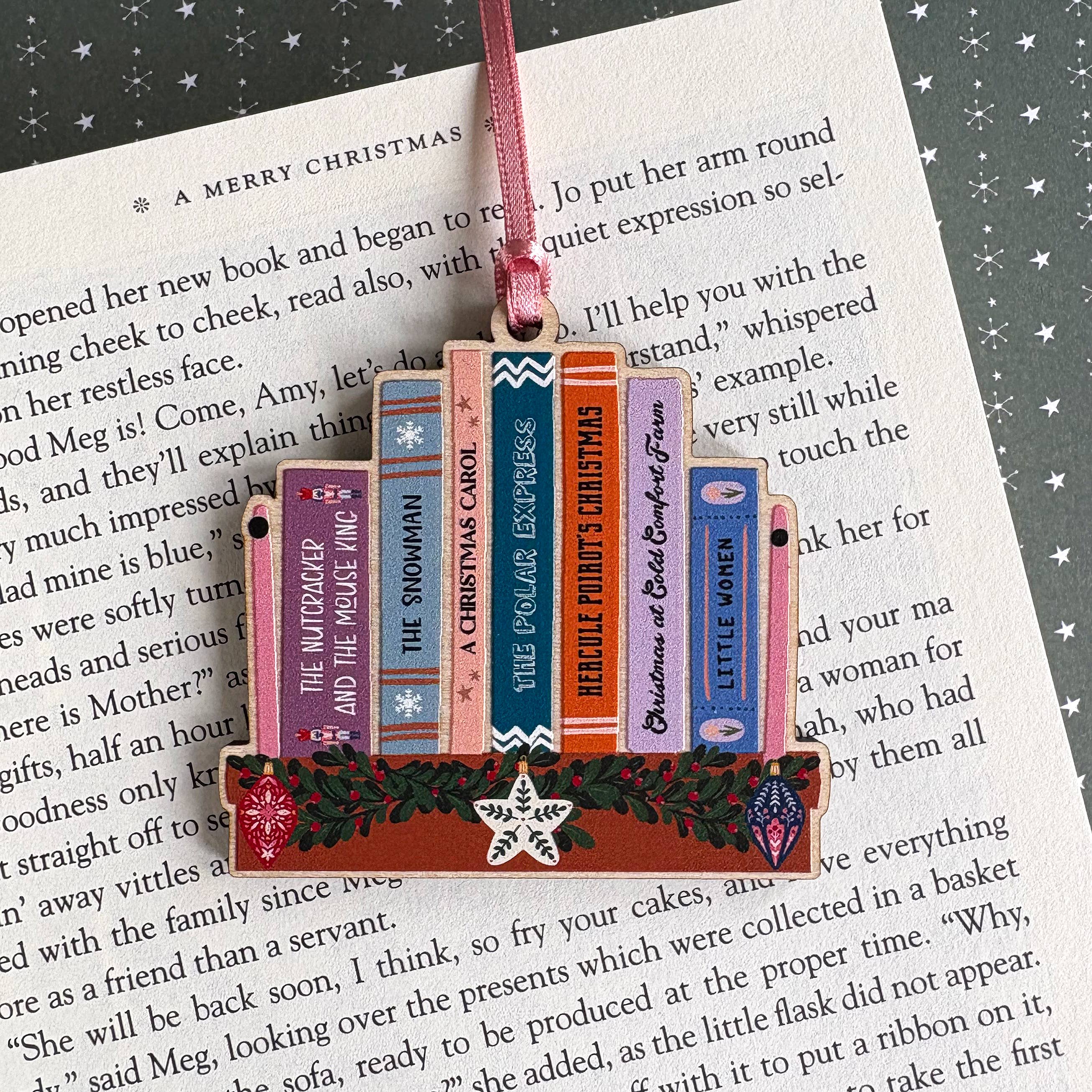 Quote and Quill – wholesale Ornament – Festive Bookshelf Wooden Christmas Tree Decoration1