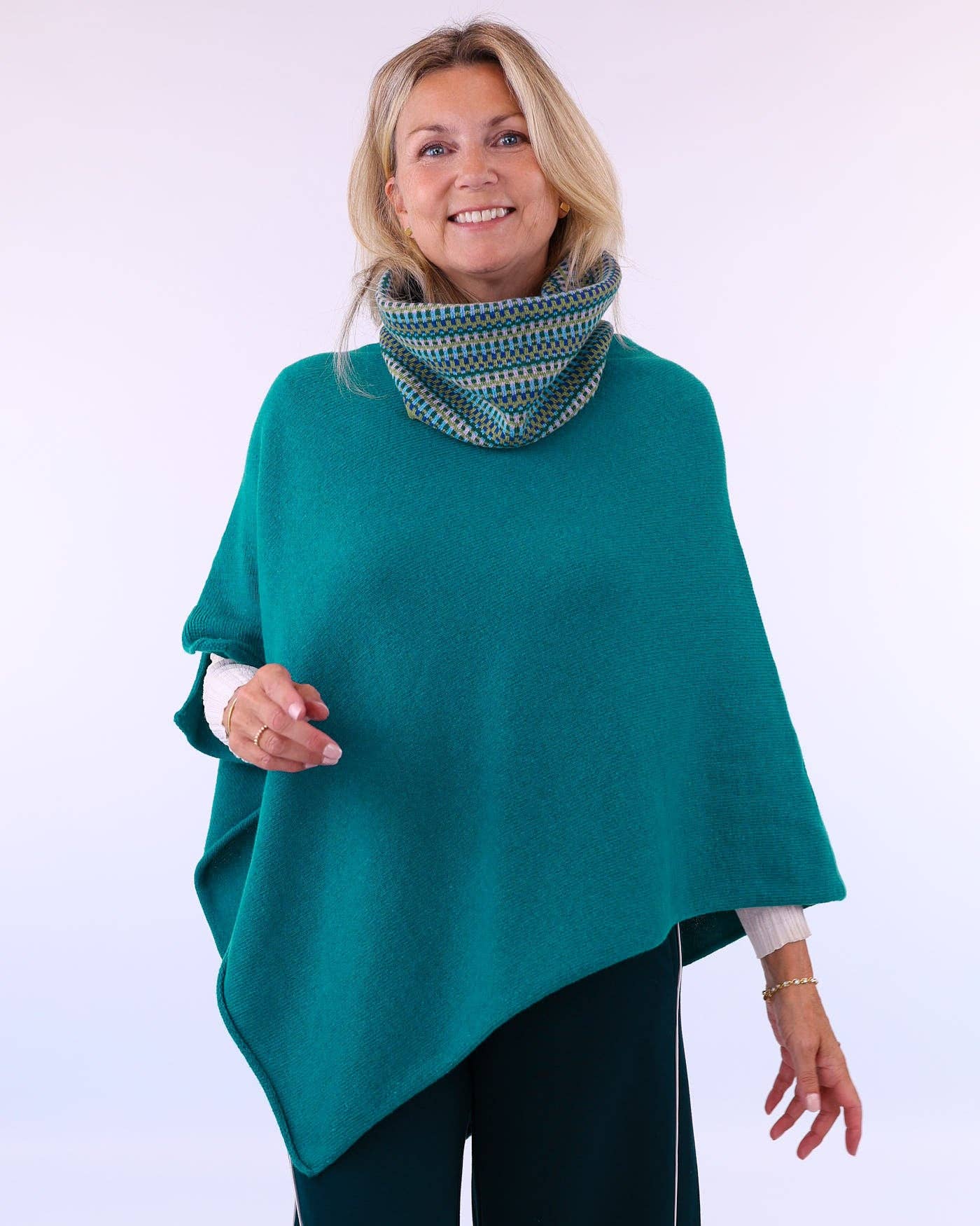 Cadenza Italy Ltd - Wholesale Poncho - Women's - Cashmere Blend Poncho5