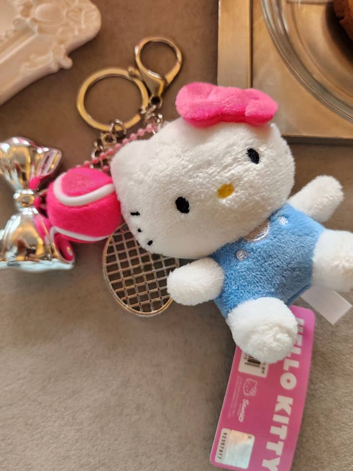 Akari Schlüsselanhänger | Hello Kitty Plüschpuppe mit Tennisanhängern für den Großhandel von MOND HAUS