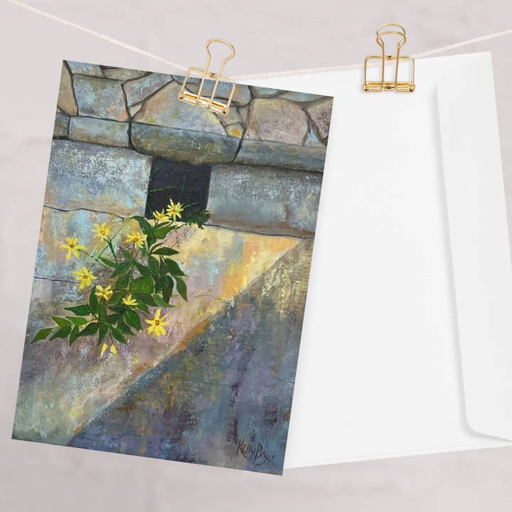 Fleurs Jaunes - Floraison éclatante contre pierre rustique pour la vente par Kelly Beyer Art Cards & Prints