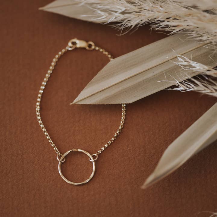 Bracelet à cercle ouvert pour la vente par Mountain Feather Designs