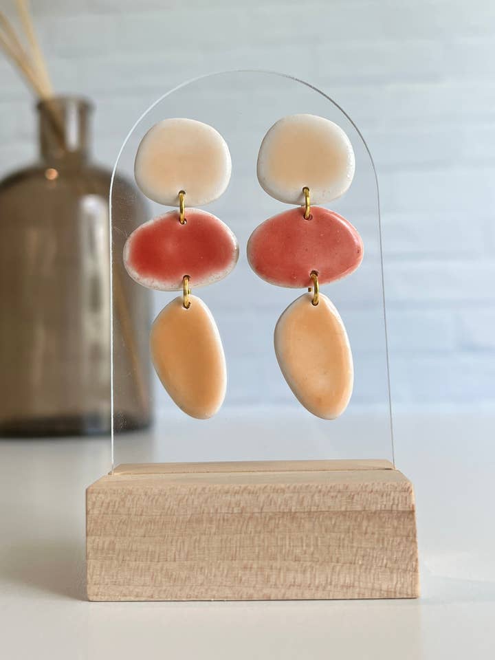 Boucles d'oreilles pendantes Alexa en fausse céramique pour la vente par Jess B