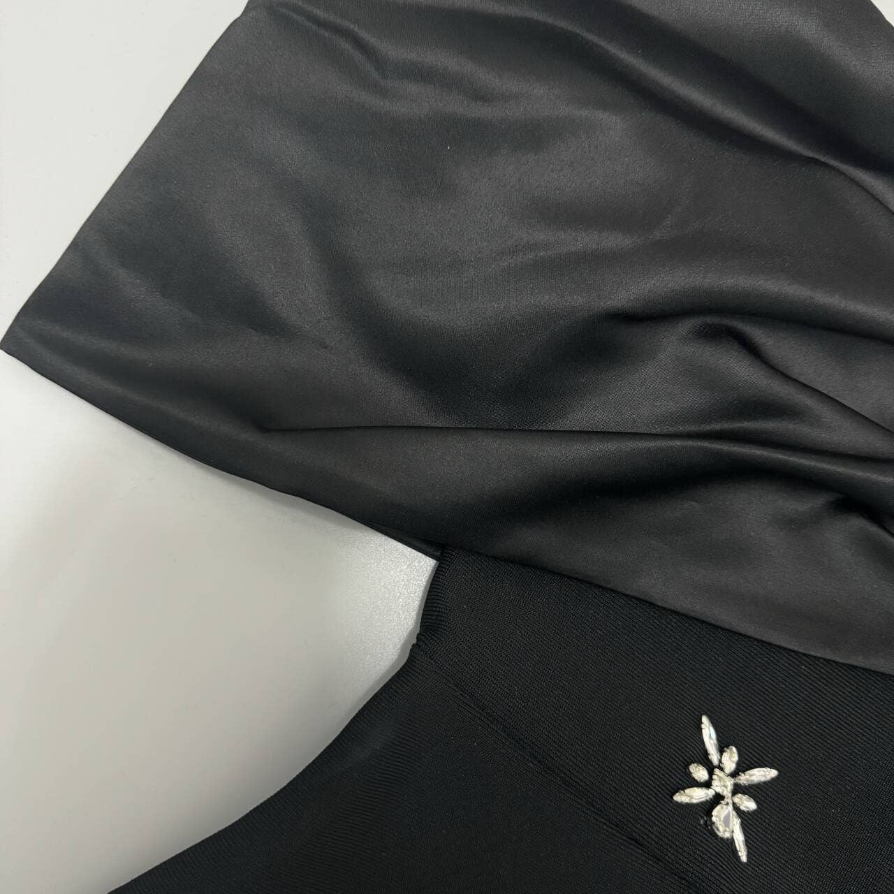 Productseeker – Vestido comprido - Mulher por atacado – DR829 Vestido de Outono com Ombros Descobertos e Laço de Strass11