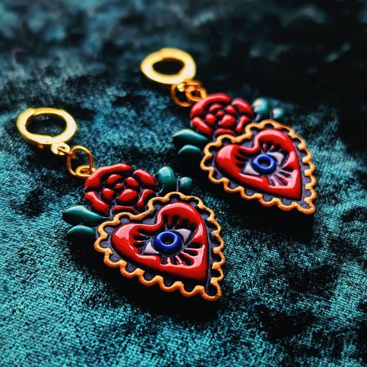 Boucles d'oreilles cœur sacré peintes à la main or traditionnel pour la vente par Luxe Trauma