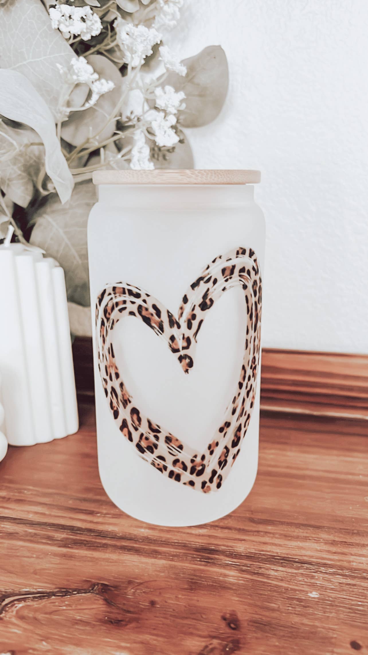 Emma K Designs - Vente Verre/tasse - Tasse en verre givré 16 oz en forme de cœur de léopard avec couvercle en bambou5