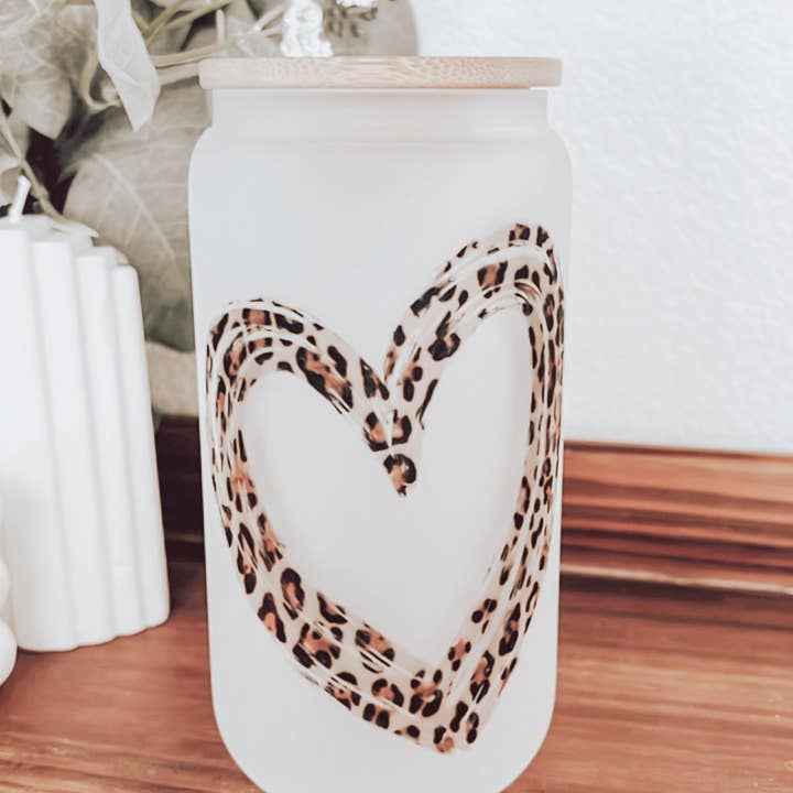 Emma K Designs - Vente Verre/tasse - Tasse en verre givré 16 oz en forme de cœur de léopard avec couvercle en bambou5