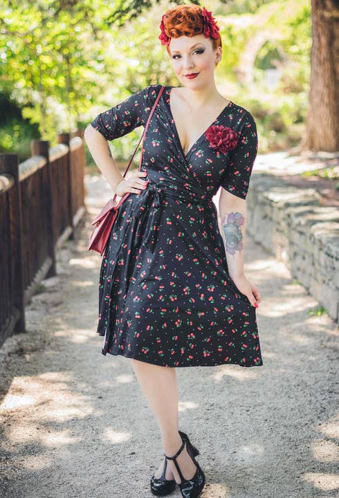 Matilda Svart Körsbärs- och Polka Dot Casual Stickad Wrap Klänning för wholesale av Dolly & Dotty