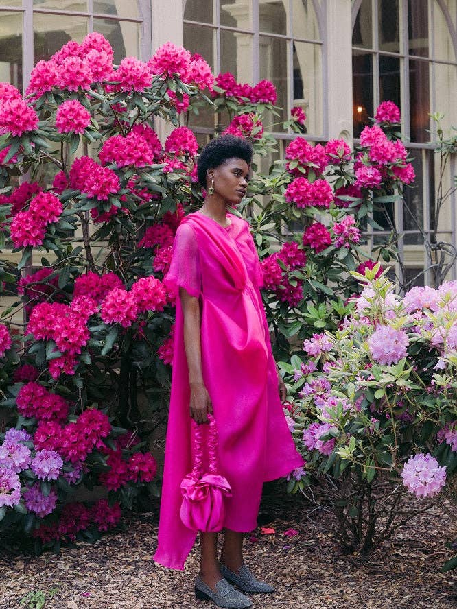 Robe en organza Snapdragon en rose fuchsia pour la vente par Jasmine Chong