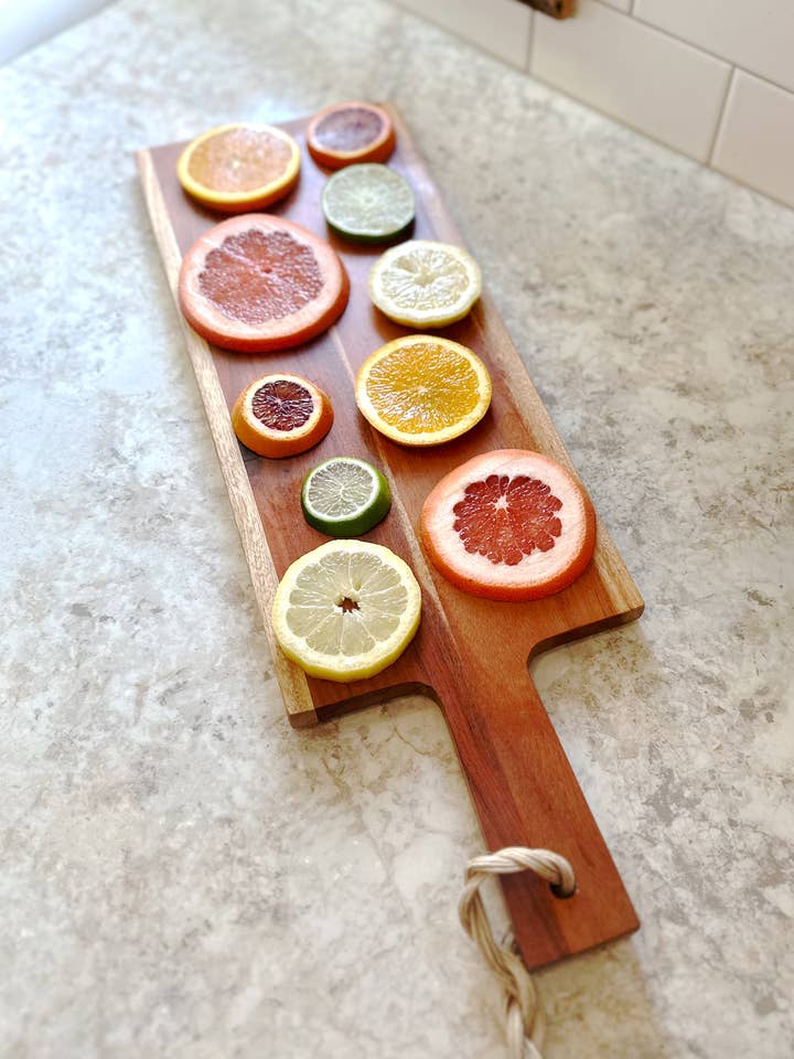 Planche en bois avec poignée tressée et attache pour la vente par Made Market Co.