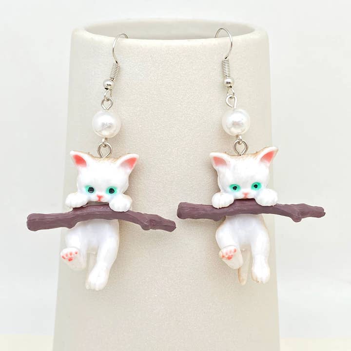 Mio Queena – wholesale Dangle earrings – Cute Branch White Cat Charm Dangle Earrings1