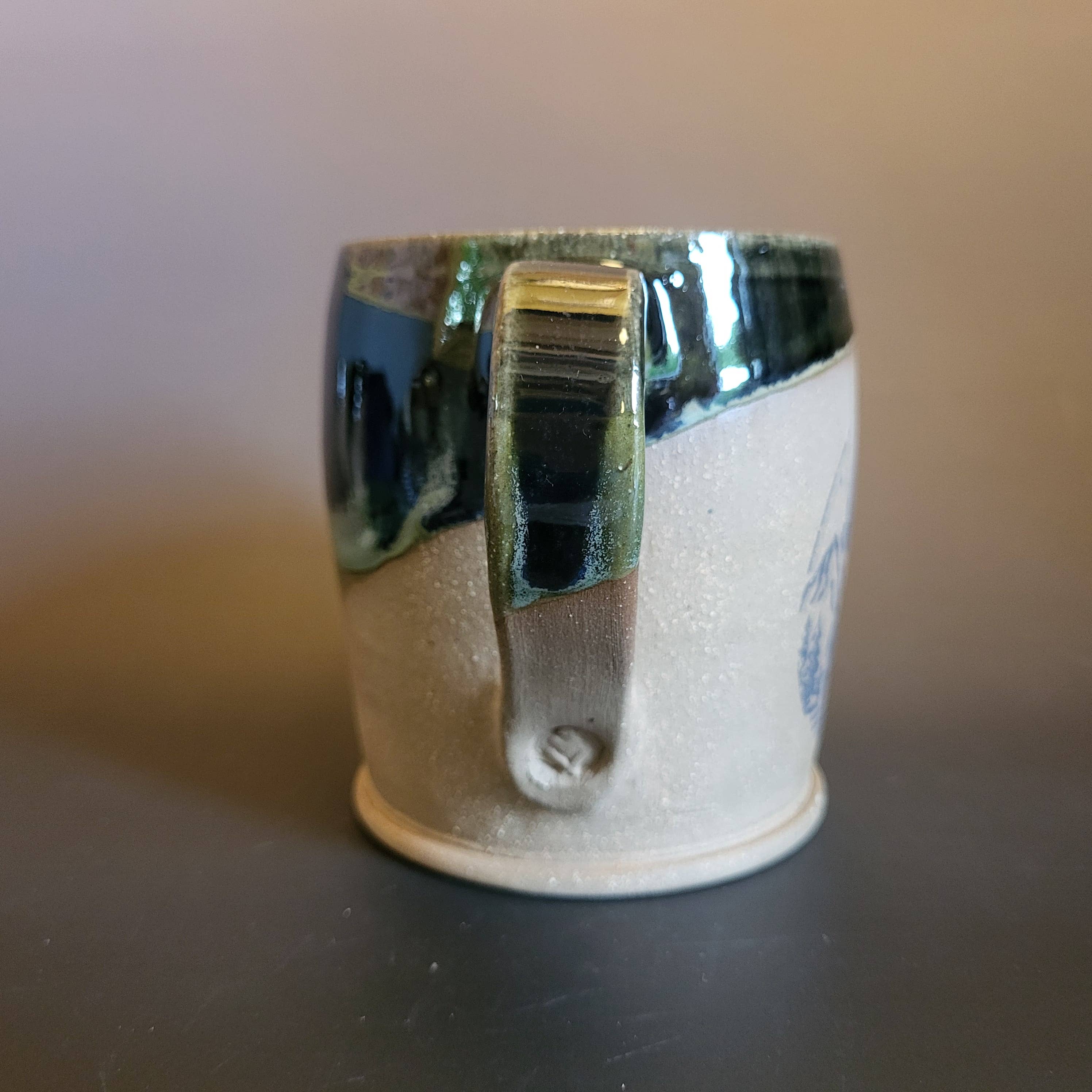 Divine Vessels Pottery - Vente Tasse à café - Emblème stylisé de Bigfoot avec glaçure vert foncé2